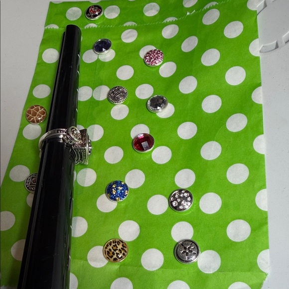 Stylish silver tone interchangeable magnet Ring - Picture 3 of 7